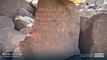 marebpress's tweet photo. اكتشاف نقش صخري نادر غرب المدينة المنورة مكتوب عليه ''الله ولي عمر بن الخطاب''
https://t.co/b1OZtfT5LQ

🔶 اكتشفت هيئة التراث #السعودية 1774 عنصراً أثرياً جديداً بمواقع محافظة مهد الذهب التابعة لمنطقة المدينة المنورة، غربي السعودية، وذلك بعد استكمال موسمين من أعمال المسح الأثري، التي كشفت عن تنوع تاريخي وحضاري يمتد من بدايات العصر الإسلامي إلى عصور أقدم.

🔶 من أبرز المكتشفات نقش صخري نادر يحمل عبارة: الله ولي عمر بن الخطاب في الدنيا والآخرة، وهو ما اعتبرته الهيئة أحد الشواهد الأثرية اللافتة المرتبطة بالتاريخ الإسلامي المبكر، لما يحمله من دلالات دينية وتاريخية مرتبطة بشخصية الصحابي عمر بن الخطاب.

#مأرب_برس