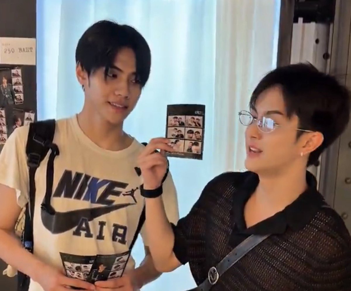 cu_meowper's tweet photo. ไม่รู้หรอกนะว่าภีมวสุฮีรู้ตัวรึเปล่าว่าฮีใช้สายตาแบบไหนมองน้องเป้อ แต่กุรู้ กุเห็นตลอด เพราะกุจิ้น https://t.co/kdEbfih2MH