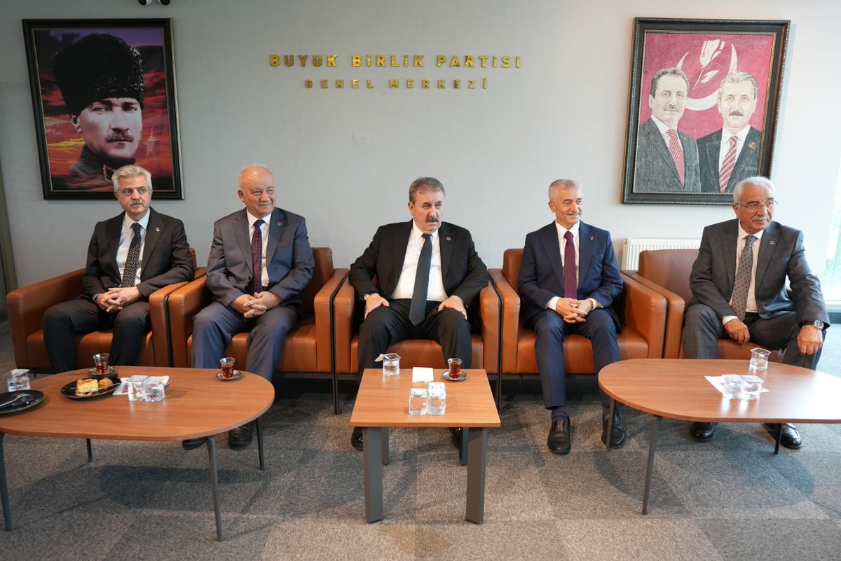 bbpgenelmerkez's tweet photo. Genel Başkanımız Sayın @Mustafa_Destici'ye kıymetli ağabeyi Halil Nural Destici'nin vefatı dolayısıyla taziye ziyaretleri devam ediyor.
Yenimahalle Belediye Başkanı Sayın Fethi Yaşar, Şahinbey Belediye Başkanı Sayın Mehmet Tahmazoğlu, eski MKE Ankaragücü Başkanı Sayın Faruk Koca, Irak Türkmen Cephesi Türkiye Temsilcisi Sayın Kutluhan Yayçılı ve Türkmeneli Dayanışma Derneği Genel Başkanı Sayın Necmettin Canabaz, Genel Başkanımız Sayın Mustafa Destici'yi Genel Merkezimizde ziyaret ederek taziyelerini ilettiler.

Nazik ziyaretleri ve başsağlığı dilekleri dolayısıyla kendilerine teşekkür ediyoruz.