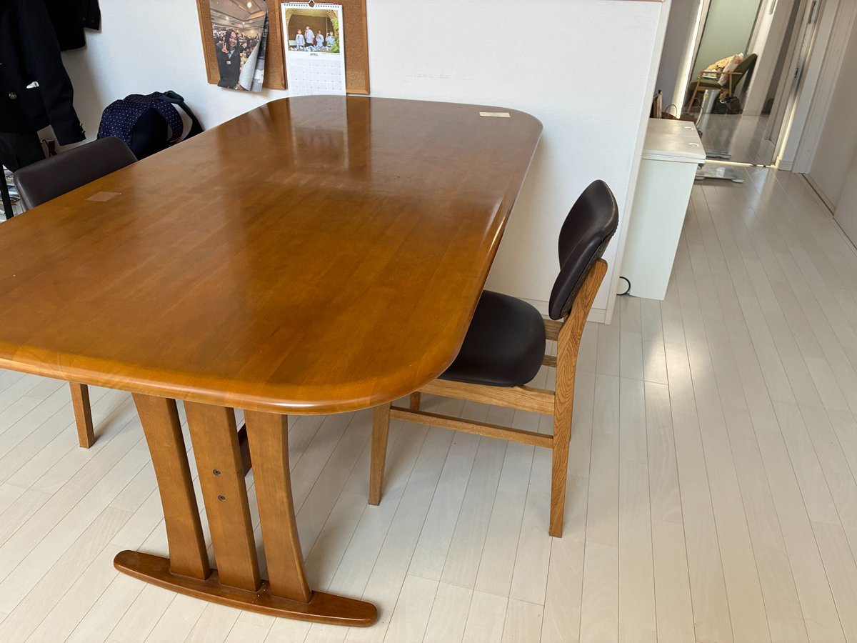 akkin_fl's tweet photo. カフェの居心地を家に持ち帰ろうとしたら、
予想外の展開になりました。

行きつけのブックカフェに、
とても座り心地のいい椅子があります。

座面はしっかりしていてお尻が沈まない。
背もたれはやさしく体を支えてくれる。
何より、座った時に足の裏がぴったり床につく。

自然と姿勢が良くなり、
長時間座っていても疲れにくい。

すっかり気に入ってしまい、
マスターにメーカーを教えてもらって、
娘と私の分を２脚購入しました。

ところが――。

届いて座ってみると、
自宅のテーブルの高さと悲しいほど合わず😂

実はこのテーブル、
私が実家にいた頃から使っているもの。

家族４人で囲んだ食卓であり、
亡き父も使っていたテーブルです。

さらに父が会社を経営していた頃に
購入したもので、30年以上経った今も現役。

無垢材でできた頑丈なテーブルで、
思い出もたくさん詰まっています。

だから、お気に入りの椅子のために
このテーブルを手放す気にはなれませんでした。

かといって、椅子を返品する気もありません。

どうしたものかと悩んでいたところ、
ChatGPTに相談すると、

「家具の高さを調整してくれる
職人さんがいるかもしれませんよ」

と教えてもらいました。

調べてみると、家の近くに家具職人さんを発見。

相談した結果、
テーブルの天板と脚の間に約7cmの木材を挟み、
高さを上げることになりました。

そして昨日から、
新しい椅子と生まれ変わったテーブルで
生活しています。

これが想像以上に快適。

我が家は食事も、パソコン作業も、娘の勉強も、
この大きなテーブルでしています。

１日の中でもかなり長い時間を過ごす場所です。

以前の椅子は座面がへたっていて座り心地が悪く、
気分転換も兼ねて、
カフェを渡り歩くこともありました。

しかし、今は違います。

お気に入りの椅子。
思い出の詰まったテーブル。
そして吹き抜けで明るい大好きな家。
自宅カフェ化計画、ようやく完成です。
家の中で過ごす時間が、
また少し好きになりました。