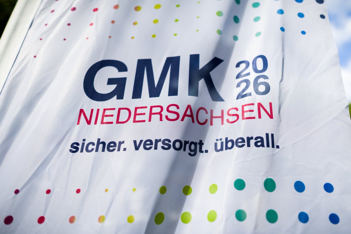 Ein Foto, auf dem ein Banner zu sehen ist. Darauf steht geschrieben: „GMK 2026 Niedersachsen. sicher. versorgt. überall.“