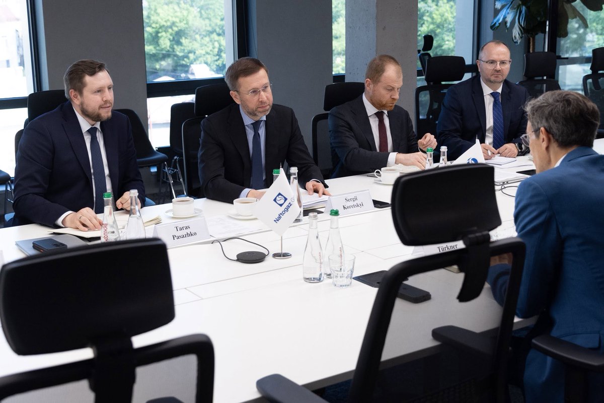 KoretskyiUA's tweet photo. @EBRD remains one of Naftogaz Group’s key strategic partners. Today, a working meeting was held with Arvid Tuerkner, EBRD Managing Director for Ukraine and Moldova.

The discussion focused on preparations for the coming heating season, financing needs for gas purchases, and the repair of damaged equipment, along with current and new joint projects.

I also informed him about the agreement reached with the ad hoc group of creditors on the restructuring of Eurobonds with a total value of €1.2 billion. This is an important step toward strengthening the Group’s financial resilience amid the war and constant attacks on energy infrastructure.

I am grateful to Arvid and the entire EBRD team for their consistent support for Ukraine and Ukrainians.

Step by step.