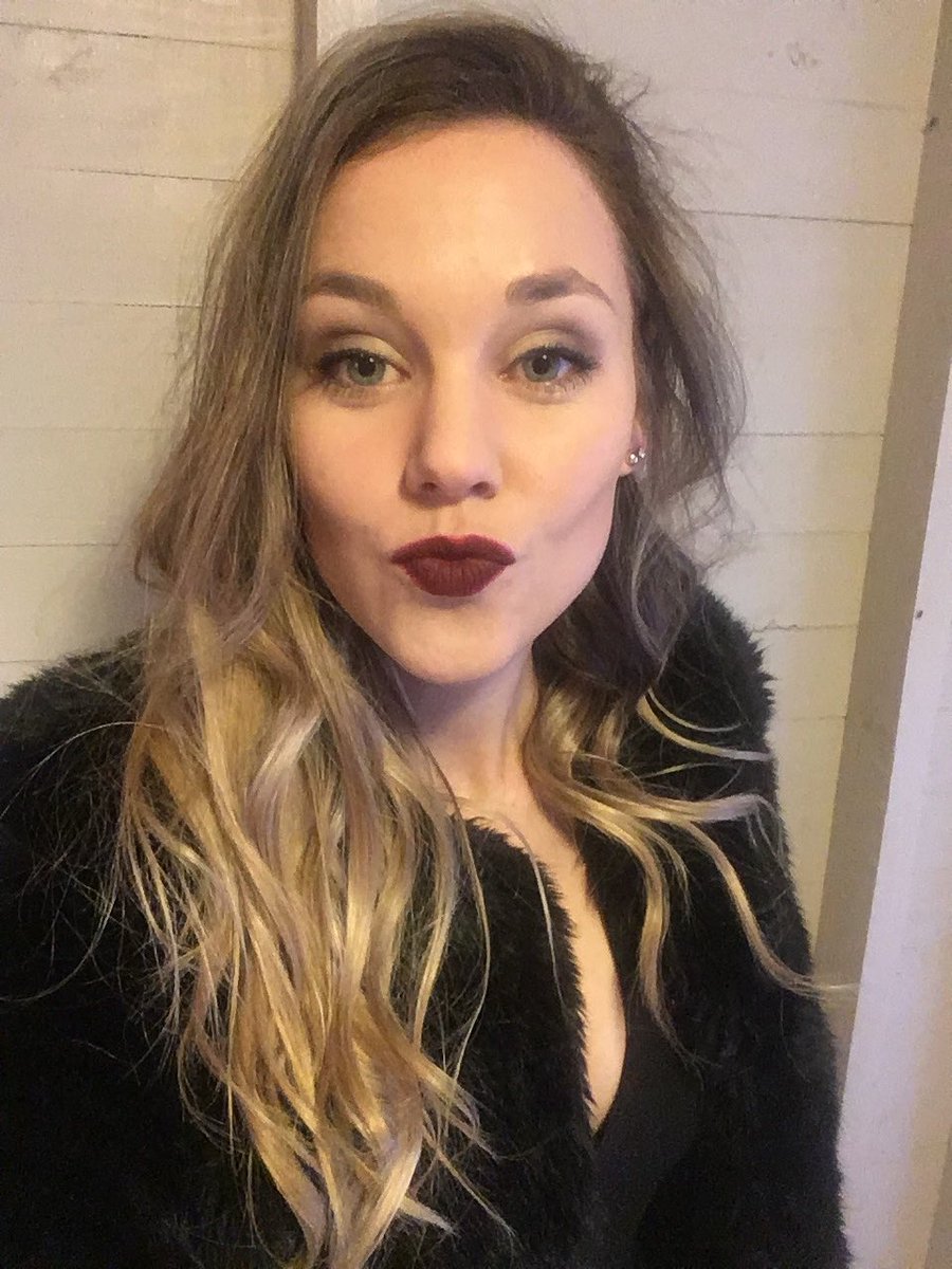 absoluteZeah's tweet photo. Sorry @joeroganhq for being the recipient of random South African political rants. I must just tag the Para Para himself. My political beef is with him.

I’ll try and stick to our “blonde wig / hair” thread going on.

More blonde dumps. 

Fur coats, blonde hair (sometimes), red lips and big(ish) tits. And a fucking sharp brain. What more do you want in life? (As a person born with a uterus) 

(At least my tits are natural) (they’ve gone through a lot though…) 

(@elonmusk hi 👋🏽)
