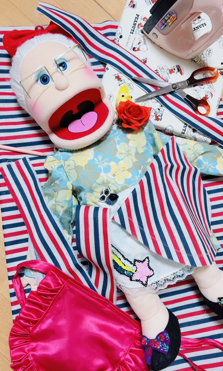 satobunka's tweet photo. アミンゴばぁさんの新しいエプロンを製作中✂️✨
チェコカラー🇨🇿!!✨✨
アミンゴはチェコに行くらしい!!!✈️

#アミンゴ
#チェコ https://t.co/fhJzaU7X3C