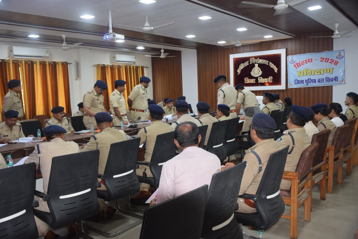 sp_seoni's tweet photo. @sp_seoni श्री कृष्ण लालचंदानी ने आज पुलिस कंट्रोल रूम में समस्त एसडीओपी,थाना/चौकी प्रभारियों की अपराध समीक्षा बैठक ली।
🔹 लंबित प्रकरणों,महिला अपराध, फरार आरोपी व वारंट तामीली पर त्वरित कार्रवाई के निर्देश  
🔹 यातायात सुधार,सीएम हेल्पलाइन शिकायत निराकरण, जागरूकता अभियान पर जोर। https://t.co/wtbuchbIw7