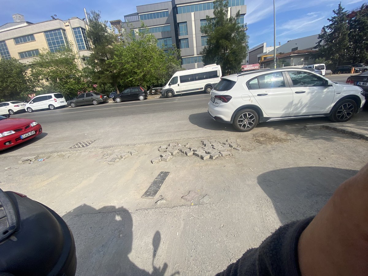 incedensapla's tweet photo. Daha öncede dedim ama pek ilgilenen olmadı araçlar geçemiyor artık şuraya 10 m2 bi asfalt attın. Sedef tersanesinin karşısı. @TuzlaBelediyesi @erenalibingol https://t.co/p6vG9Ix6sO