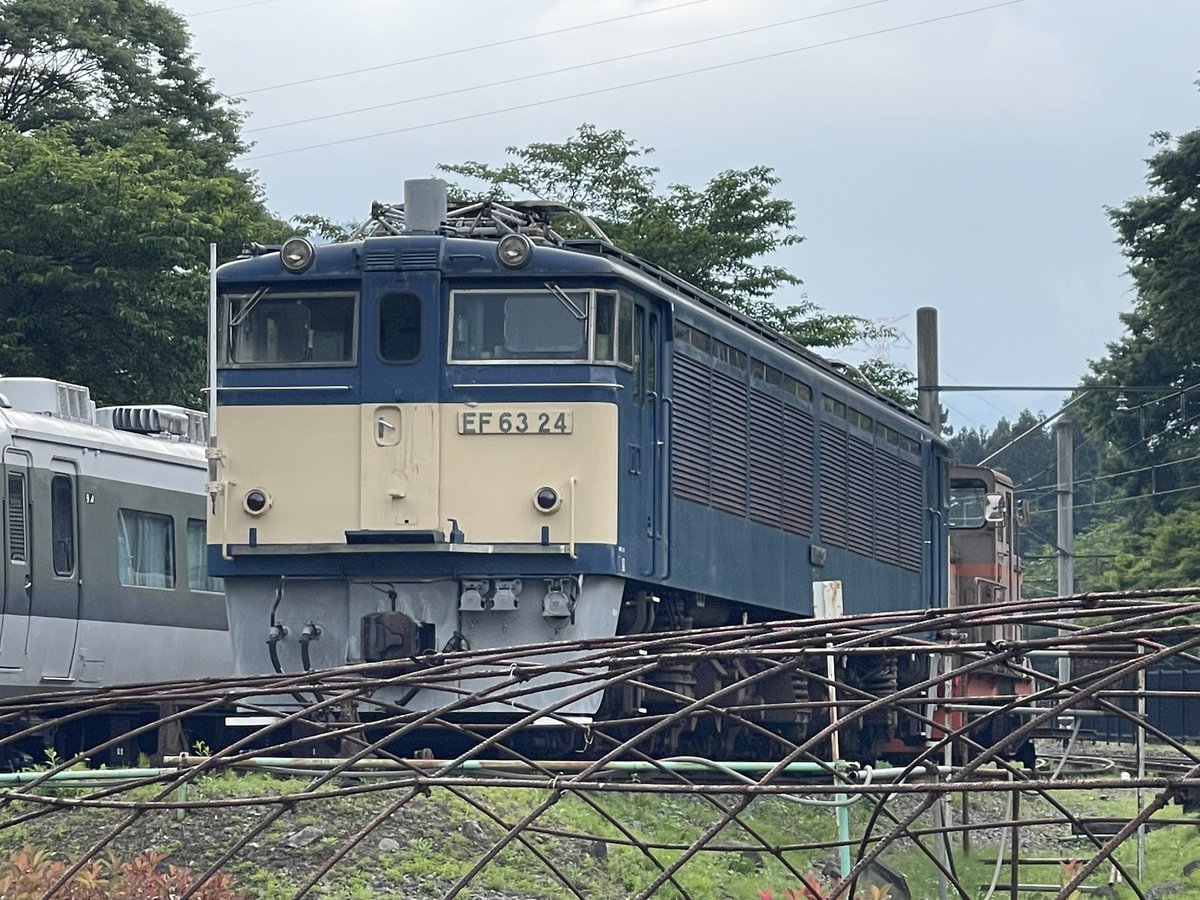 HamAkira1994's tweet photo. 2002年と今日の碓氷峠鉄道文化むら。
碓氷峠対応のモーターカーTMC500Aと、横軽最末期に茶釜となったEF63-24or25が写っている。
24・25は事故廃車代替機で、1976年製造。本来は茶釜ではないため、2004年に青く戻された。
この前年にはTMC+ヨで丸山まで体験乗車を実施。現在のトロッコ列車に繋がった。 https://t.co/WEjj4NiHXE