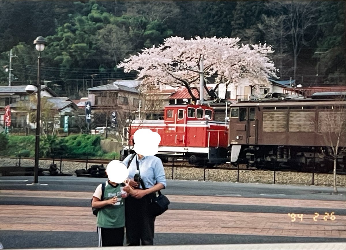 HamAkira1994's tweet photo. 2002年と今日の碓氷峠鉄道文化むら。
碓氷峠対応のモーターカーTMC500Aと、横軽最末期に茶釜となったEF63-24or25が写っている。
24・25は事故廃車代替機で、1976年製造。本来は茶釜ではないため、2004年に青く戻された。
この前年にはTMC+ヨで丸山まで体験乗車を実施。現在のトロッコ列車に繋がった。 https://t.co/WEjj4NiHXE