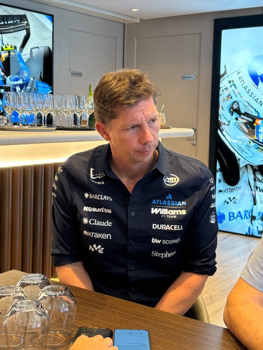 SoyMotor's tweet photo. ‼️👋 Williams pone fecha al fin del sobrepeso

🗣️ "En BAKÚ estaremos A CERO", reconoce James Vowles en una entrevista con @SoyMotor

🗣️ "Hay algunas carreras donde tan sólo traemos algo pequeño, pero hay algunas como Miami donde encontramos 5,5 kilos, otras como Montreal donde encontramos 4⃣ kilos, por ejemplo"

🗣️ "Y sólo a modo de información, ni aquí ni en Austria, pero espero que en Spa-Francorchamps encontremos cuatro kilos más"

#F1 #BarcelonaGP