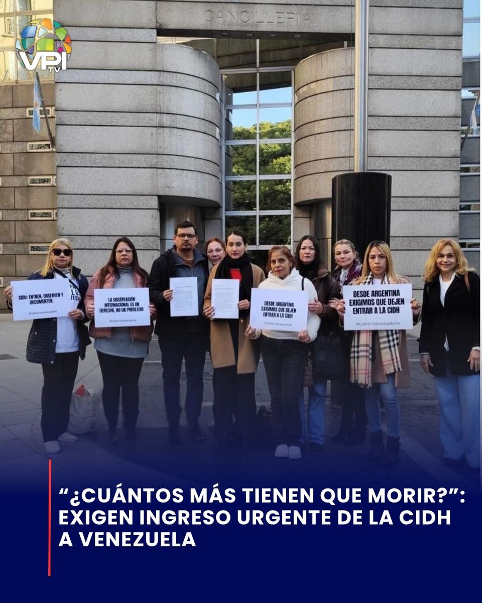 VPITV's tweet photo. 🔴 Familiares de presos políticos, organizaciones de derechos humanos y venezolanos dentro y fuera del país impulsaron una campaña internacional para exigir el ingreso inmediato de la Comisión Interamericana de Derechos Humanos (CIDH) a Venezuela y verificar la situación de más de 500 detenidos por motivos políticos.

Según una nota de prensa difundida por los organizadores, la iniciativa surge ante la falta de información sobre las condiciones de reclusión de numerosos presos políticos y tras la muerte bajo custodia de Víctor Hugo Quero Navas. “¿Cuántos más tienen que morir?”, es la pregunta que centra la campaña, que busca llamar la atención de la comunidad internacional sobre la situación de los detenidos en #Venezuela.

Entre las principales exigencias figuran una visita in loco de la CIDH, la verificación pública de la fe de vida de los presos políticos, una revisión independiente de las condiciones de detención y la liberación de todos. “Permitir la visita in loco de la CIDH a Venezuela es la única garantía de que el mundo conozca la realidad de los presos políticos”, señalaron los promotores.

La acción se desarrolló simultáneamente en varias ciudades del mundo mediante la entrega de comunicaciones a organismos internacionales, cancillerías y embajadas, además de una campaña digital coordinada bajo la etiqueta #CIDHEnVzlaYA. #VPItv