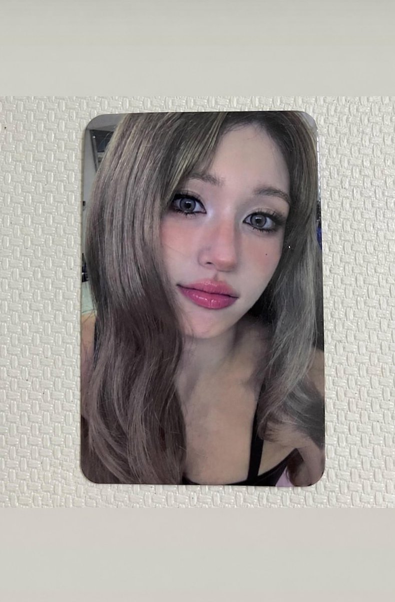 somi_allye's tweet photo. 전소미 존나이쁘다🤦‍♀️ 올리브영 특전 포카🥹 https://t.co/lo2u6GRcJ6