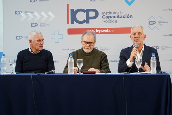 PlusInformacion's tweet photo. >@Julio_Alak  y @fabiancagliardi encabezaron una capacitación sobre las transformaciones del orden global

https://t.co/WsEJVyEU7r

@capacitacionicp @esetangorra https://t.co/sGznGjCyHW