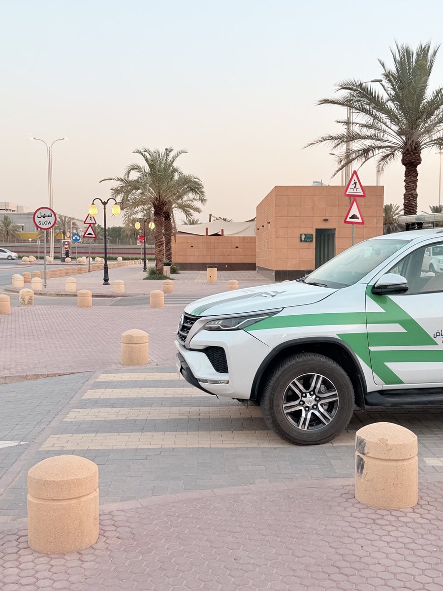 jamalalthagafi's tweet photo. مع التحية
سمو الأمير @BinAyyafFaisal 
@Momah_SA 
@RCRCSA 
@Amanatalriyadh 
@RiyadhTransport 
@MadintyRUH 
@eMoroor 

..

نأمل منكم معالجة وقوف بعض المركبات التابعة للموظفين أو سياراتهم الشخصية على ممر المشاة في ممشى الملك عبدالله بمدينة الرياض، حيث يعيق ذلك حركة مرتادي الممشى https://t.co/PqMKwD4VTN