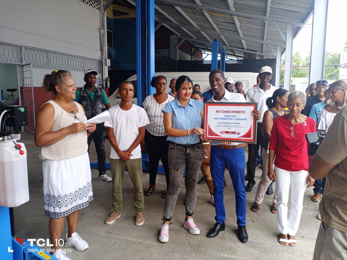 JosDani74772858's tweet photo. Acto de entrega de la condicion de colectivo mas productivo y eficiente a la UEB de transporte y reconocimiento a trabajadores destacados, la emserva avanza y se fortalece, a pesar de las adversidades, venceremos https://t.co/B0cSMqbHYo