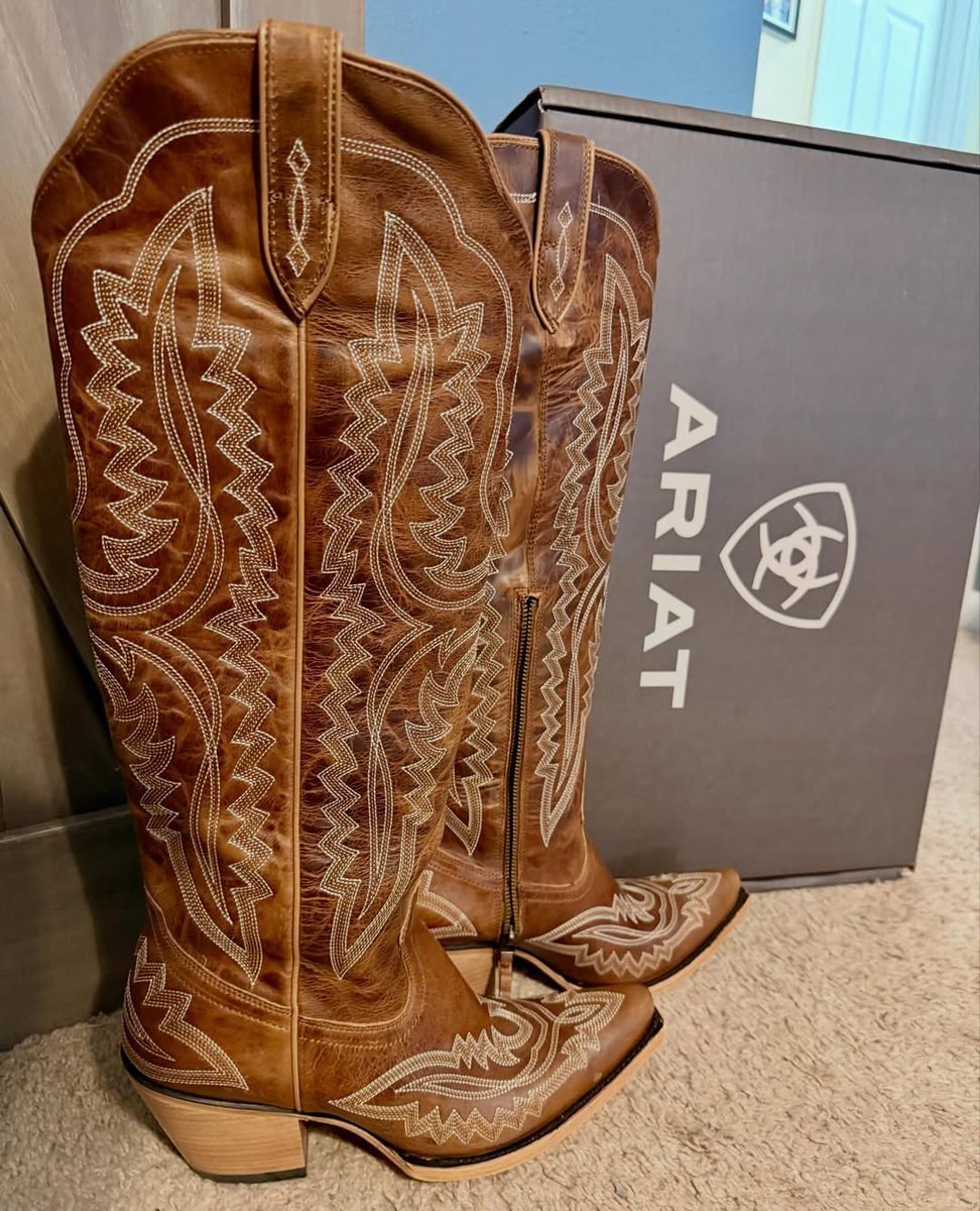 ariatintern9293's tweet photo. Just out here… goofin'. New boot goofin'.

PC: https://t.co/HUUfZ3Zhub