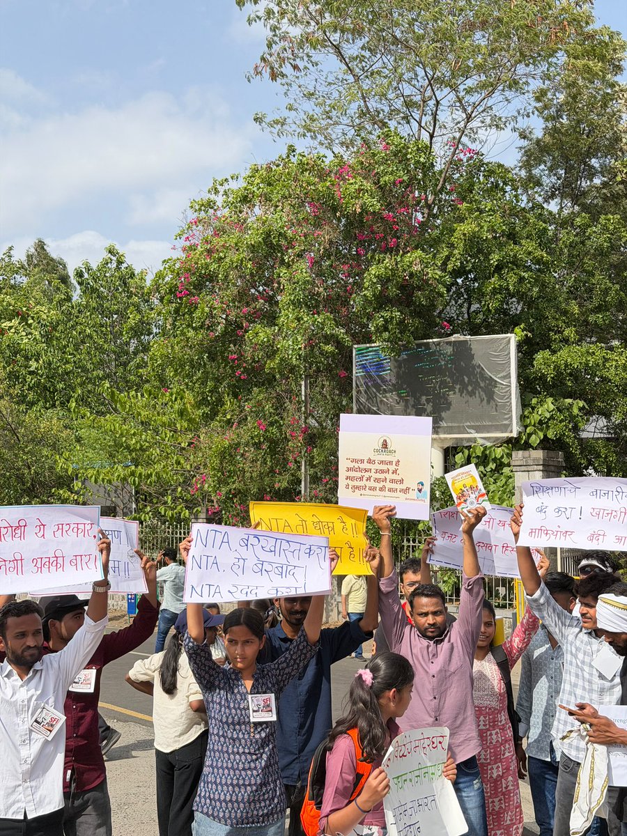 Cockroachisback's tweet photo. Pune students creativity was on full display today, as they sought accountability from Dharmendra Pradhan 

#cjpprotest https://t.co/09gGFZXq7u