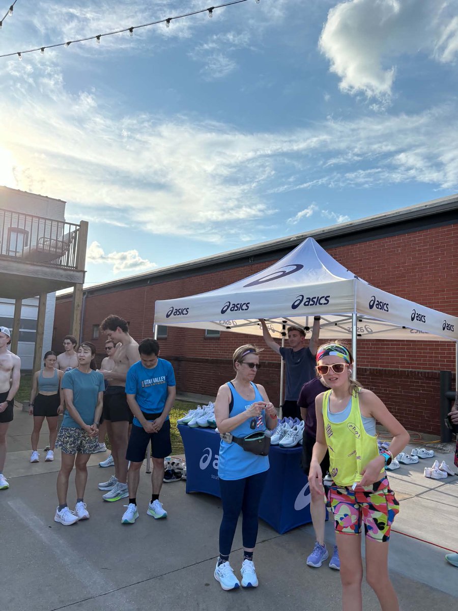 MarketMileSTL's tweet photo. We had such a fun night promoting the Market Mile at the Running Niche Wednesday group run last night! A huge thanks to Bob &amp; Jen for their support in the Market Mile. We have some great news to share soon regarding our partnership with them! https://t.co/SRV2CnxkWf