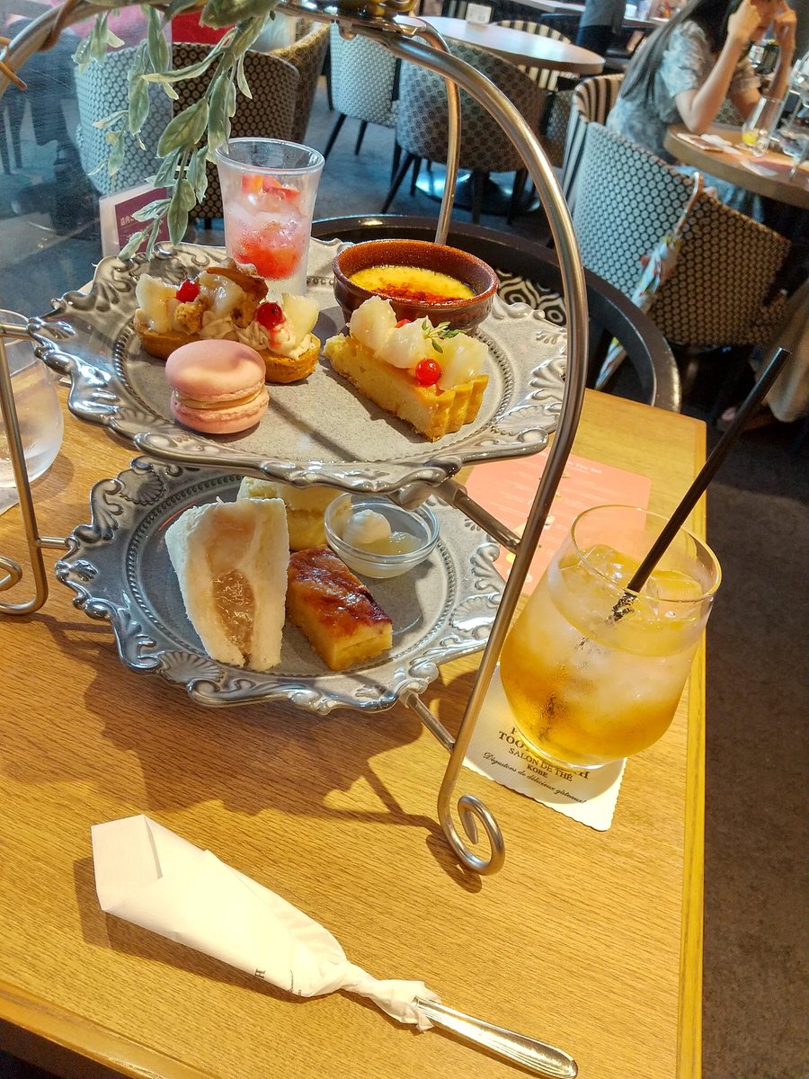 cu_ma12's tweet photo. 神戸行ってる人たちにぜひ行ってもらいたいお店がある！
「PATISSERIE TOOTH TOOTH 本店」っていう洋菓子屋さんで上がカフェでそこで食べたアフタヌーンティーセットがめちゃくちゃ美味しかった！季節によって異なるんだけどコスパもいいし、マジでおすすめ！！
(当時は桃だったからメニューと一緒に) https://t.co/m5Gx3MnU1U