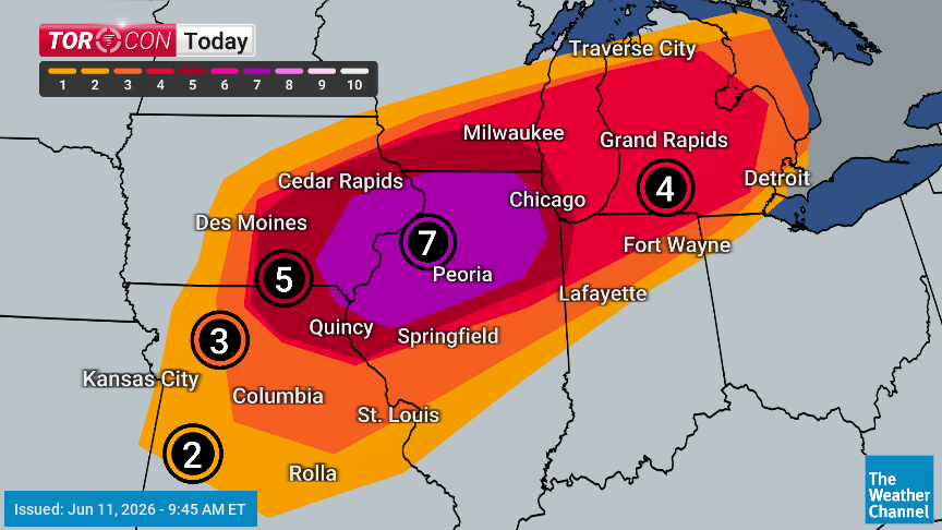 weatherchannel's tweet photo. DEVELOPING: Parts of the Midwest and Plains are under a level 4 out of 5 severe risk Thursday, with damaging wind gusts, large hail, and tornadoes that could be EF3 or stronger expected. https://t.co/ULL0SCKvF2