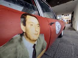 PLibertarian_09's tweet photo. @MiltonFriedom5 Sin dudas el ladrón más exitoso en el Estado luego lo superó ella
El auto ploteado como para una carrera 
de automovilismo zonal en un pueblito, falta un 
círculo con YPF https://t.co/4UKXHu5HFr