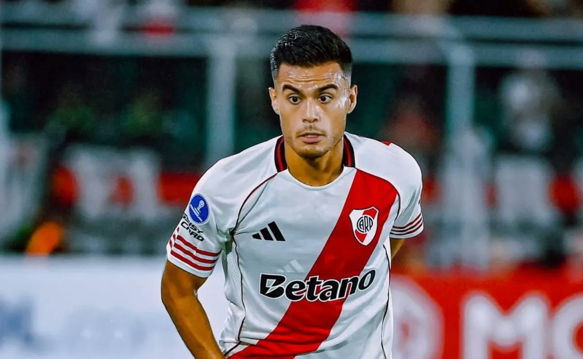RiverLPM's tweet photo. Ahora vamos a lo importante: cómo encaja en este River.

En el hipotético caso de que sea titular, la mejor opción sería que ingresara por Fausto Vera para ocupar el rol de presión que hoy tiene él. Sin embargo, cuando River tenga la pelota, deberá adelantar su posición y otro jugador encargarse de la salida.

Teniendo en cuenta que no suele bajar mucho a recibir, también existe la posibilidad de que ocupe el lugar de Galván. No obstante, esto no sería beneficioso, sino todo lo contrario, ya que al equipo le falta mucha creatividad en esa zona, una cualidad que el uruguayo no posee.