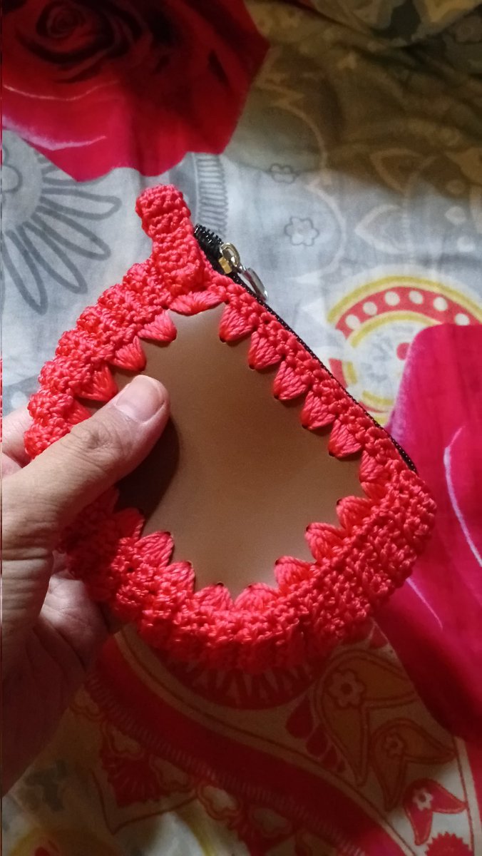 NilnaNee's tweet photo. Bikin domco rajut mix kulsin biar cepet kelar, wkwkwk
Kulitnya bikin pola sendiri, potong sendiri, bolongin sendiri

Mau bikin beberapa biji buat nambahin souvenir unduh mantu adek bontot

Mbakku bikin phonecharm ampe 200, aku bikin domco baru mau 2 😂 https://t.co/vCp3cJdMpy