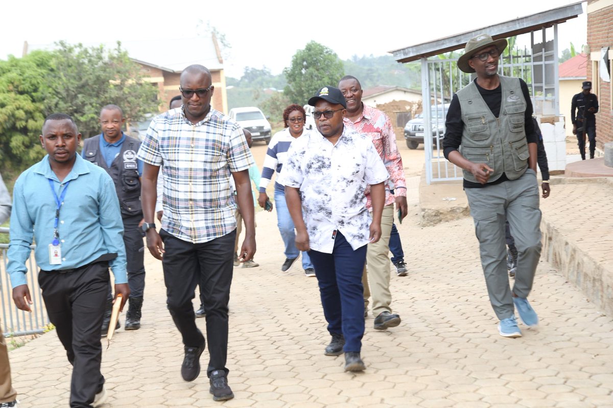 RusiziDistrict's tweet photo. Nyuma ya saa sita Minisitiri wa @RwandaAgri Dr. Thélesphore NDABAMENYE yasuye ubuhinzi bwa Kawa n'uruganda rwayo mu murenge wa #Nzahaha anaganira n'abahinzi ba kawa abasaba koyongera mu bwinshi n'ubwiza. Abaturage bakomeje gushimira leta yabahaye ingemwe za kawa yera ku myaka 3. https://t.co/8VtQ1Ul61O