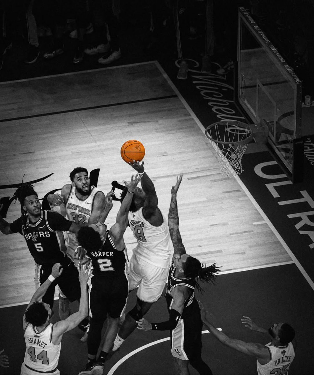 Complex's tweet photo. HANG. IT. IN. THE. MET 😤

THE GAME-WINNING BUCKET! OG Anunoby tipped in the winning shot with 1.2 seconds left as the Knicks pulled off the largest comeback in NBA Finals history.

[📸: @cole/ig , GETTY ] https://t.co/4z7m5pYiQV