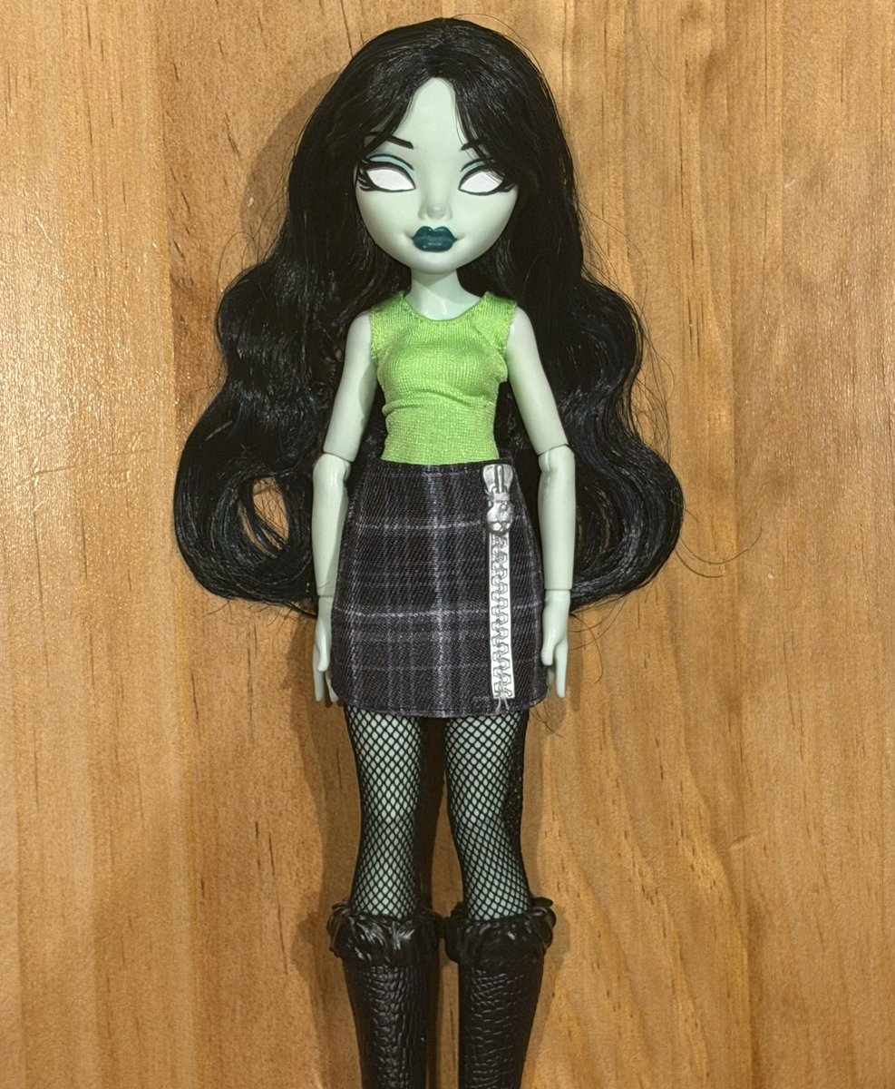 SweeetScreams's tweet photo. finally finished my g3 scarah, waves definitely suit her the best https://t.co/DehzSjJXmi