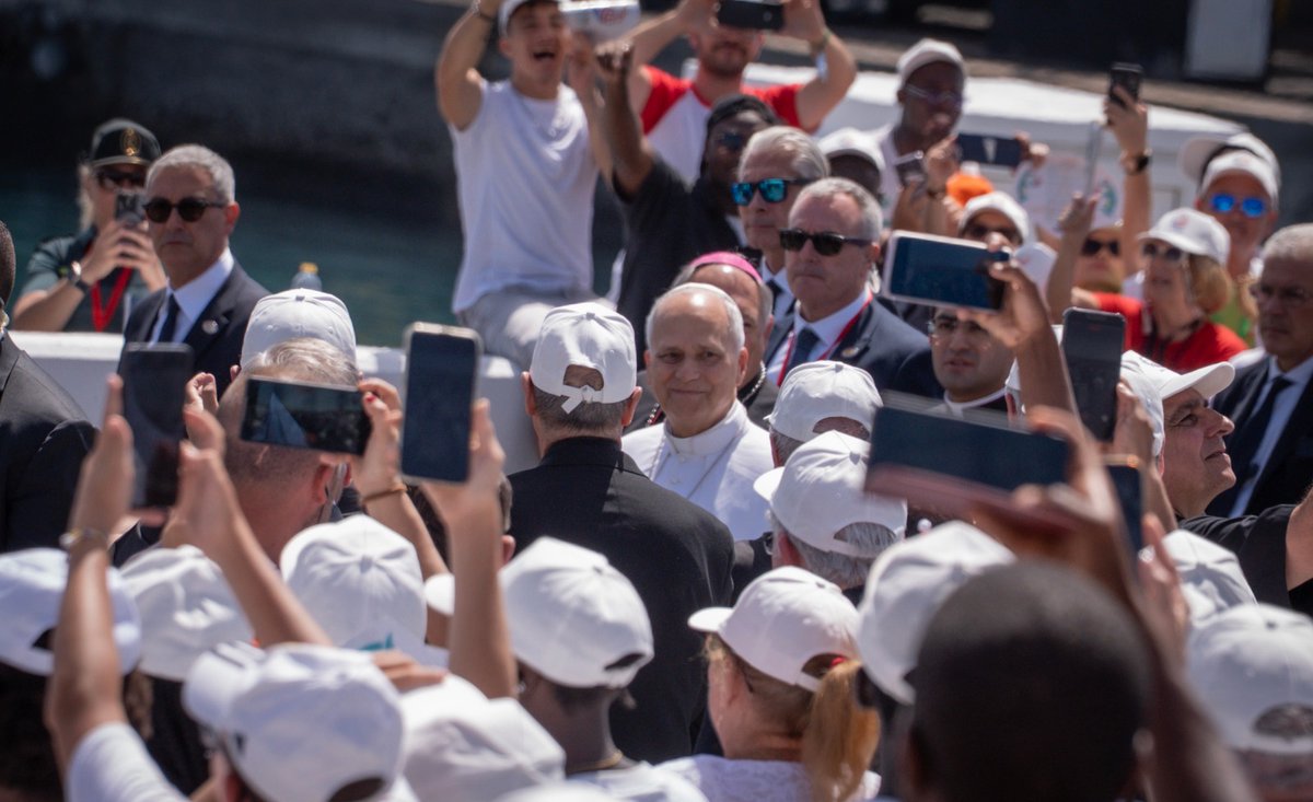 PresiCan's tweet photo. El papa León XIV ya está en Canarias. En su primera intervención desde el muelle de Arguineguín, en Gran Canaria el santo padre resaltó la dignidad del ser humano por encima de todo, destacando que quienes arriban a nuestras costas no son números ni expedientes, son personas. https://t.co/P82BnlfaYA