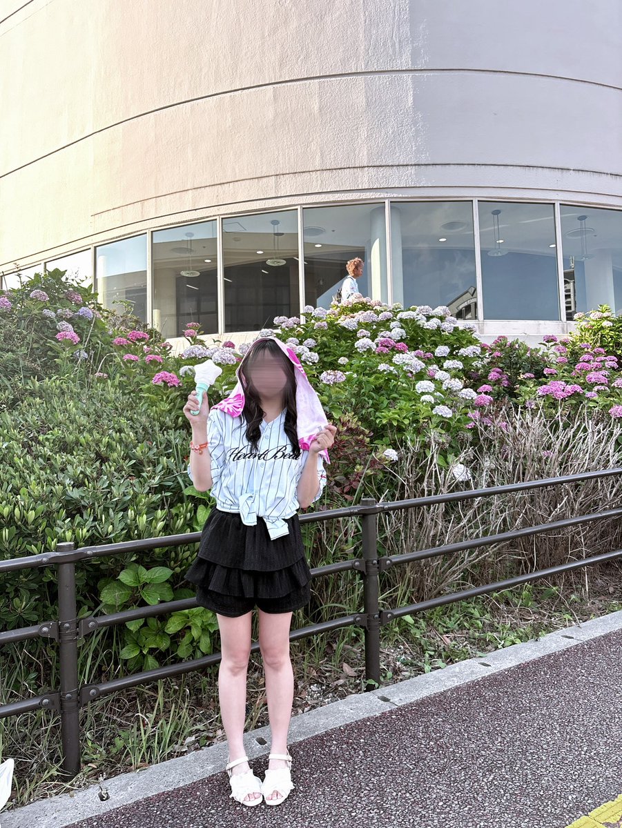 knyn_yUx_xU's tweet photo. 美人お姉さんに囲まれて両手に花🌺
4枚目ここにカナやん通ったんだよなあ、💭
近え～～……一生の思い出だなあ、目合ったもんな
友達の距離だったなあ💞 https://t.co/6m3xFjIjFg
