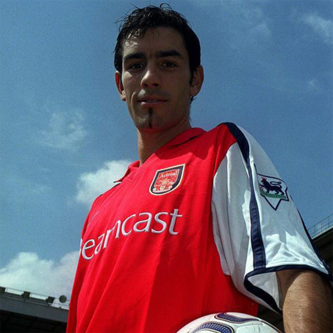 Gunnersc0m's tweet photo. 26 years ago today, The Arsenal beat Juventus and Real Madrid to the signing of French winger, @piresrobert7 from Marseille for £6m. One of the greatest players in the history of Arsenal football club and one of the greatest winger's in Premier League history. https://t.co/voiTbpqYCq