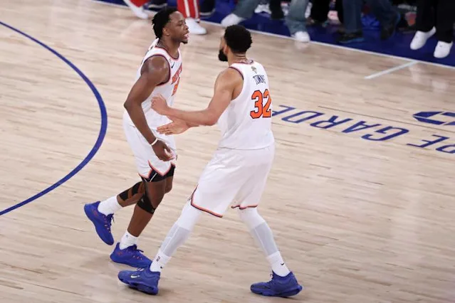 EaTonN01's tweet photo. LES KNICKS REALISENT LE PLUS GROS COMEBACK DE L’HISTOIRE

Les Knicks l’ont fait et arrache cette victoire après avoir été mené de +29 dans le match !
Mais alors quels super ajustements tactique Mike Brown a-t-il fait pour réaliser ce comeback ?

Regardons ça ensemble !

Thread 🧶 https://t.co/vihDRiBxLs
