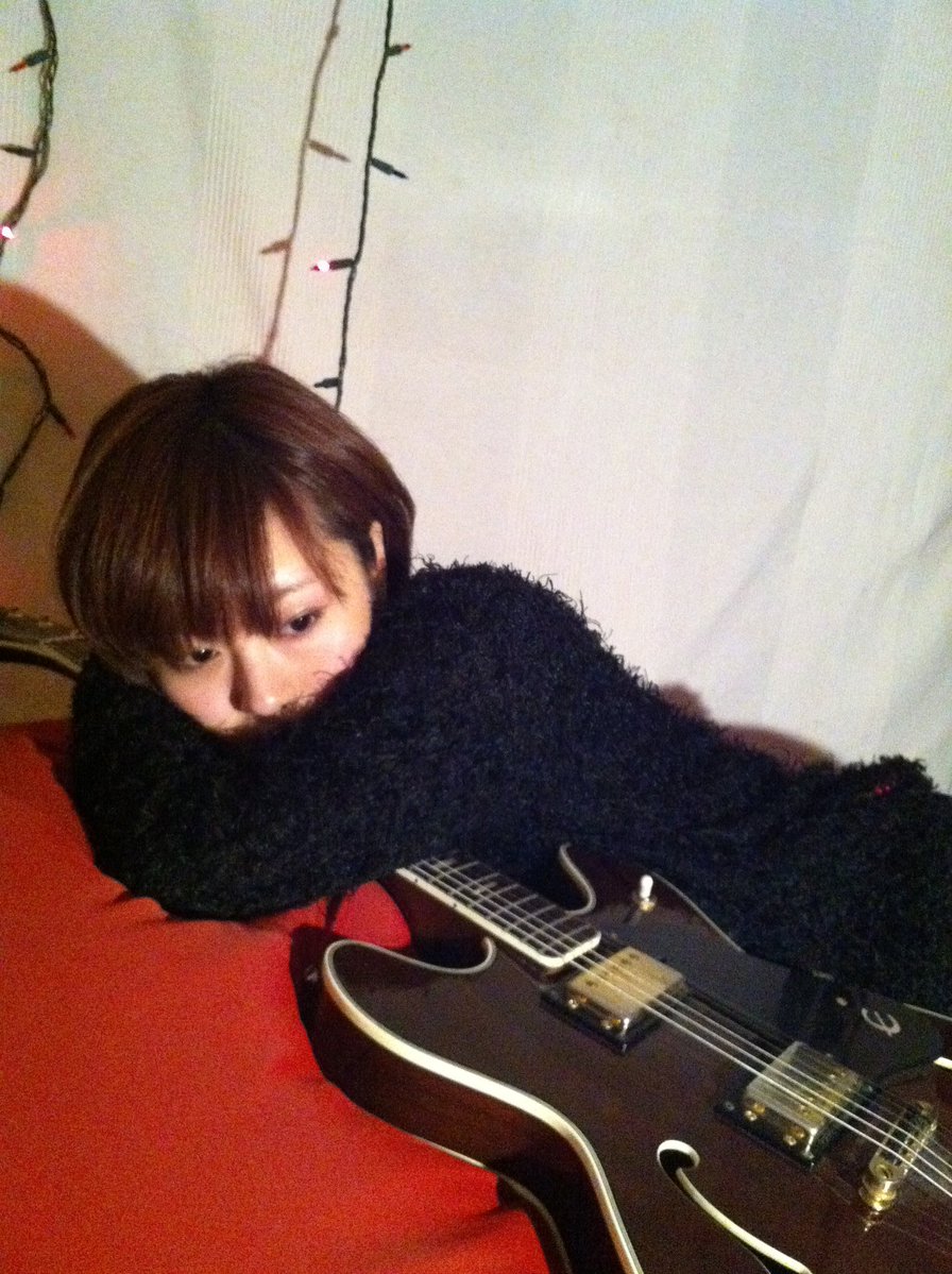 neatsyui's tweet photo. 6月11日は、Neat'sデビュー記念日です。
26歳。#RYTHEM として音楽活動を続けて8年が経った頃、CDの販売方法も、ライブチケットの販売方法も、グッズの作り方も、知らなかった。
どんなスタッフさんが何をしてくれていて、
どこで誰が私の音楽を手にしてくれているのか、
何も知らなかった。
それはとても不安だった。
手を引いてもらって、レールの上を歩くのは
とてもありがたいことだけど、
甘えてしまっては、何も出来ない大人になってしまう。
アーティストとして、創作を続けていくために
どうやって音楽が作られて、どうやって届けられていくのか、知りたい。
届けるまでが、創作。と腹を決めて
ゼロから始まったNeat'sの旅。
DIYで音楽活動をすることは、今の時代、誰もが可能だけれど、15年前は、
「どうしちゃったの、ひとりでそこまでやるの?大丈夫?」と心配の的になっていたと思う。
全てが手探りで、こわいことだらけで
暗闇の中を進んできたけれど、
「心のこもった、ものづくりをしたい」という一心で、15年が経ちました。
Neat's、新津由衣、RYTHEM、生み出してきた作品が繋いでくれた道に、大きな感謝を。
これからも、誠意を込めて、生きた証を
作品にして、あなたに届けていきます。
これからもよろしくね
いつもありがとう
#neats #新津由衣 #yuineats