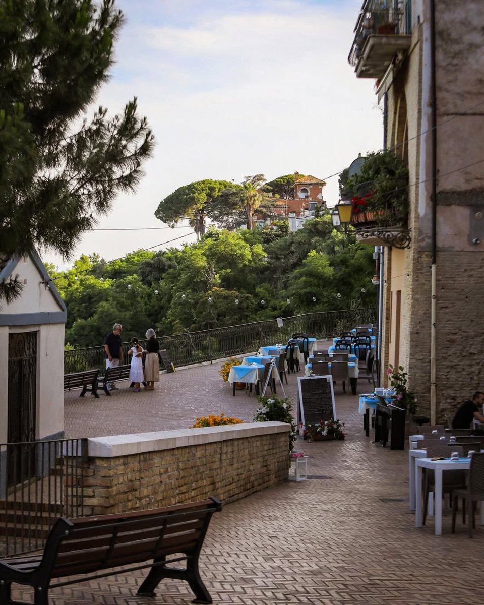 YourAbruzzo's tweet photo. Una passeggiata con vista sull'#Adriatico 🌊✨
La Loggia Amblingh è uno dei luoghi simbolo di #Vasto: un balcone naturale affacciato sul mare dove storia, panorami e atmosfera si incontrano in ogni stagione.
📸IG tuttolabruzzochece_
#abruzzo #viaggioinabruzzo https://t.co/TfK3Vs5RX9