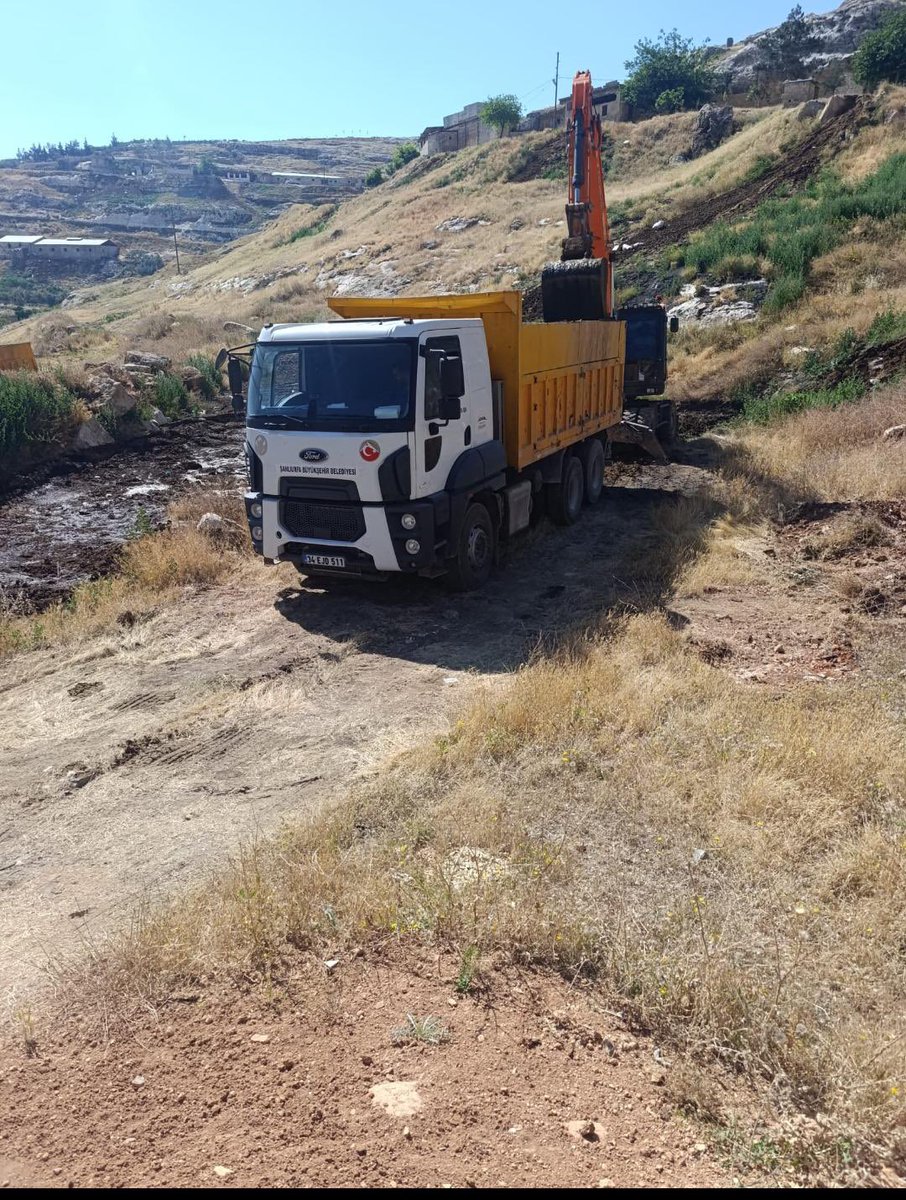 SBBBCEVREKORUMA's tweet photo. Ş.B.B. Çevre Koruma ve Kontrol Daire Başkanlığı olarak ekiplerimizce merkez derelerimizde ve  gübre atıklarından oluşan olumsuzluklar ve görüntü kirliliğini önlemek amacıyla temizlik çalışmalarımız devam ediyor. @sanliurfabld 
@MithatCanKutluc @halilaldeniz_ @aytekin_ey41318 https://t.co/IyydURPa1E