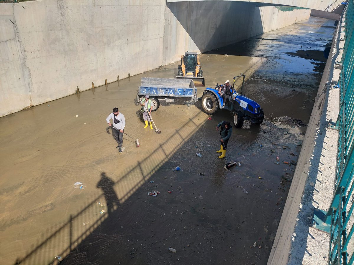 SBBBCEVREKORUMA's tweet photo. Ş.B.B. Çevre Koruma ve Kontrol Daire Başkanlığı olarak ekiplerimizce merkez derelerimizde ve  gübre atıklarından oluşan olumsuzluklar ve görüntü kirliliğini önlemek amacıyla temizlik çalışmalarımız devam ediyor. @sanliurfabld 
@MithatCanKutluc @halilaldeniz_ @aytekin_ey41318 https://t.co/IyydURPa1E
