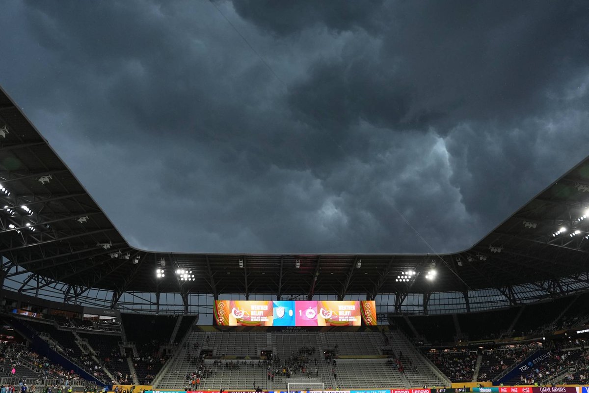postunited's tweet photo. 🚨⛈️ EL PROTOCOLO ANTITORMENTAS QUE FASTIDIARÁ EL SUEÑO DE MÁS DE UNO

❌ La FIFA pausará el partido 30 minutos cada vez que caiga un rayo en un ratio de 12,87km alrededor del estadio

😳 Si durante ese tiempo vuelve a caer otro rayo se volverá a esperar otros 30 minutos https://t.co/yB9lsPbS6q