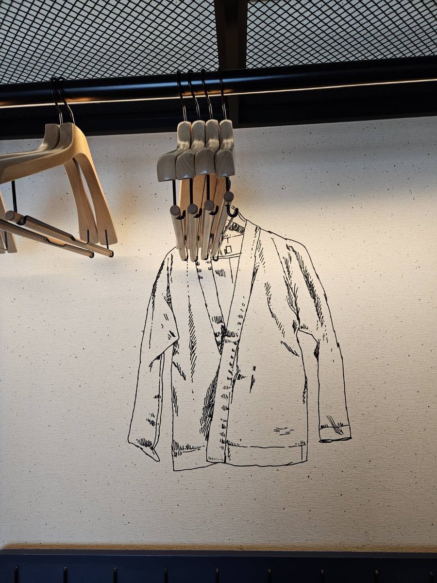 a039_htl's tweet photo. アートワークがとても印象的で日本橋っぽいもの、部屋の使い方をガイドしてくれるものもありじっくり見ちゃう。 https://t.co/E0ZEn4p6yR