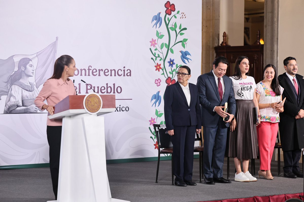 rosaicela_'s tweet photo. En la #MañaneraDelPueblo, encabezada por la Presidenta @Claudiashein, informamos sobre la movilización de personas buscadoras, realizada ayer, a quienes acompañamos y expresamos nuestra solidaridad con su causa legítima. 
Respecto al #MundialDeFutbol señalamos que existen las condiciones para que se desarrolle con normalidad, paz, tranquilidad y seguridad, con pleno respeto a los derechos de todas y todos. 🇲🇽