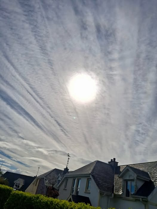 DDoubter53's tweet photo. Apparently this is just contrails 😲

Just happens that 300 planes went by side by side all day with no destination 🤣🤣🤦 https://t.co/lnlASK5014