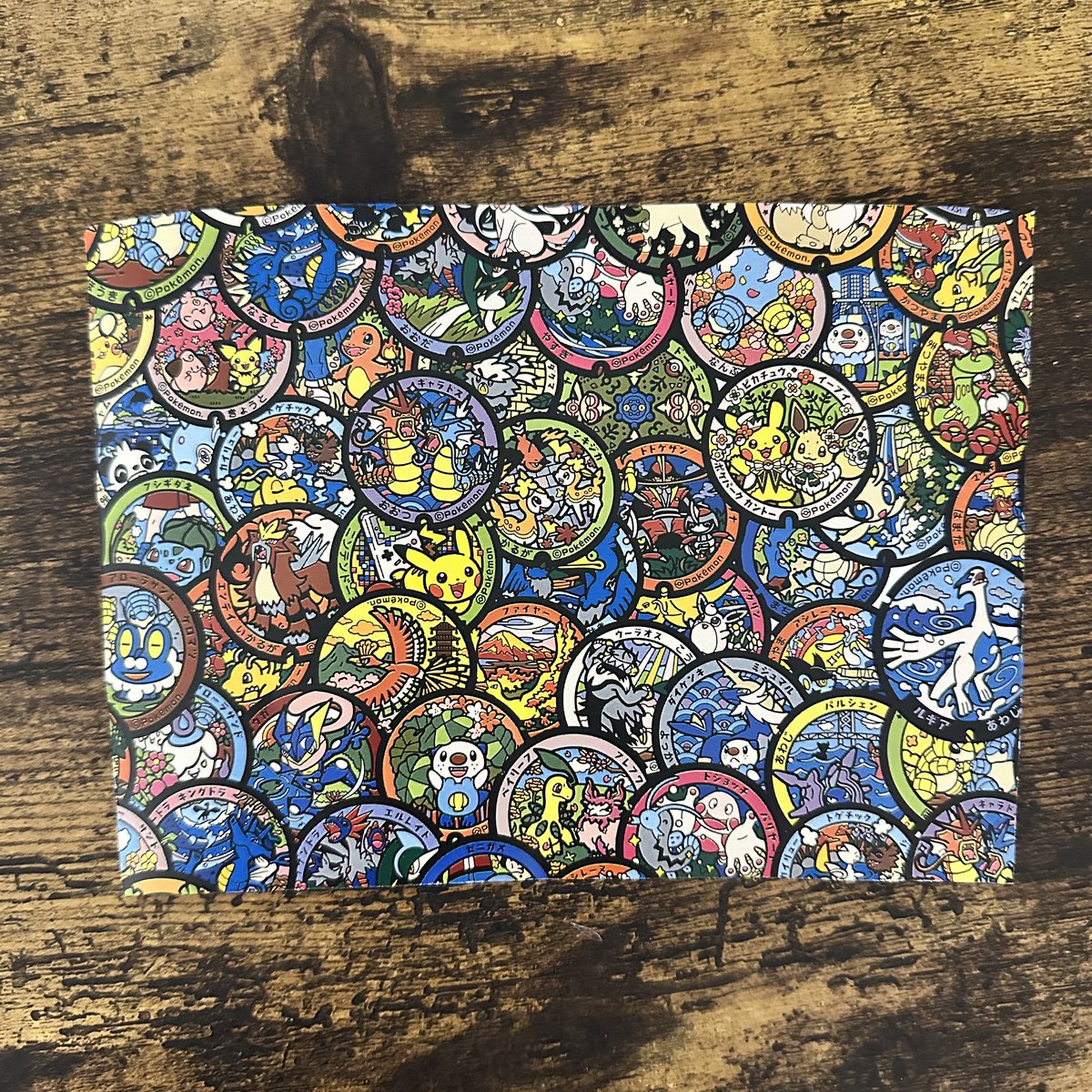 dankichi999's tweet photo. ポケふた巡りの定番⁉️オリジナルポケふたタンブラーの作り方♪

①ネットで「タンブラー 写真入れ替え」で検索、好きな大きさのタンブラーを購入

②パソコンのパワポなどで好きなポケふたを配置

③コンビニのネットプリントでA4サイズで出力（値段が高いですが光沢紙推奨）

④届いたタンブラーの台紙の形にカット
※ちょい扇子型です
※上下間違えないで！

⑤カットできたらタンブラーにセットして完成‼️

超簡単なので、ポケふた巡りの水分補給、GOフェスグローバル向けのオリジナルデザインとか作ってみてねー🥤

 #ポケふた #ポケモンGOスタンプラリー #pokemongofest2026 #ポケモンGO