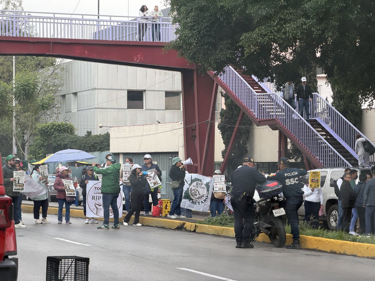 RenatoTrejo's tweet photo. Bloqueo de manifestantes en hospital la raza un solo carril libre dirección Marina nacional en circuito interior https://t.co/oUCTF9cFgF