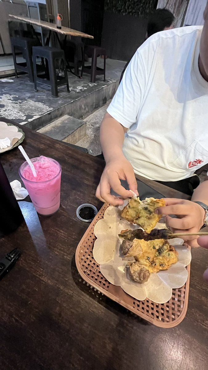 whoslovinia's tweet photo. “pesan minum aja lah kita kenyang brutal” 🫪🫪 https://t.co/ogj2cLh7Nw