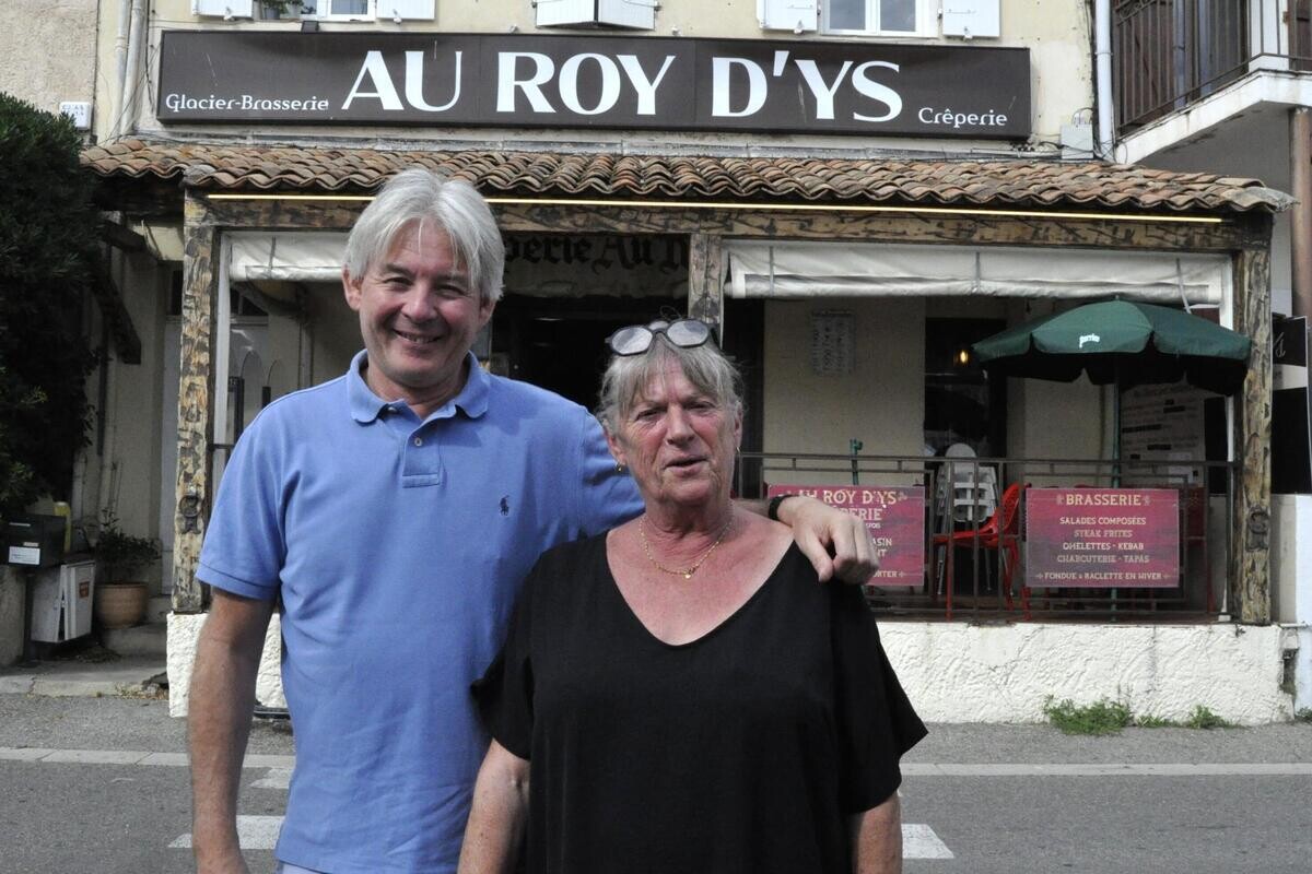 Var_Matin's tweet photo. Après dix-neuf années couronnées de succès à la tête de la crêperie Au Roy d’Ys sur le port de Saint-Mandrier, Hélène Dupin prend sa retraite et transmet son établissement à Didier Caiville. Une transition en douceur puisque l’équipe de salariés est cons… https://t.co/3A1n5Kgv6L https://t.co/qvIYBf1xyu