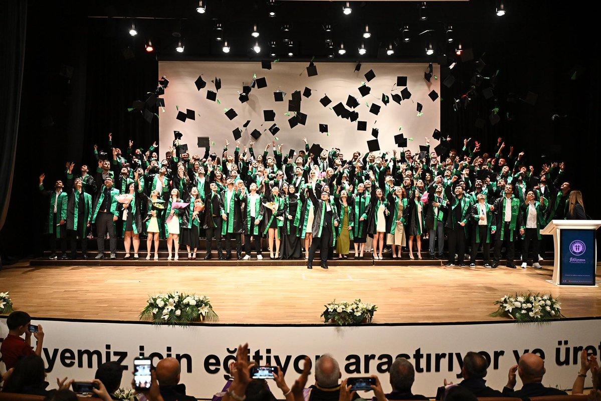 kou92official's tweet photo. Havacılık ve Uzay Bilimleri Fakültesi 2025-2026 Eğitim-Öğretim Yılı mezuniyet töreni Prof. Dr. Baki Komsuoğlu Kültür ve Kongre Merkezi'nde gerçekleştirildi. 

👏Mezun olan öğrencilerimizi tebrik ediyor, meslek hayatlarında ve gelecek kariyer yolculuklarında başarılar diliyoruz.🌟 https://t.co/If1mTaWx9E