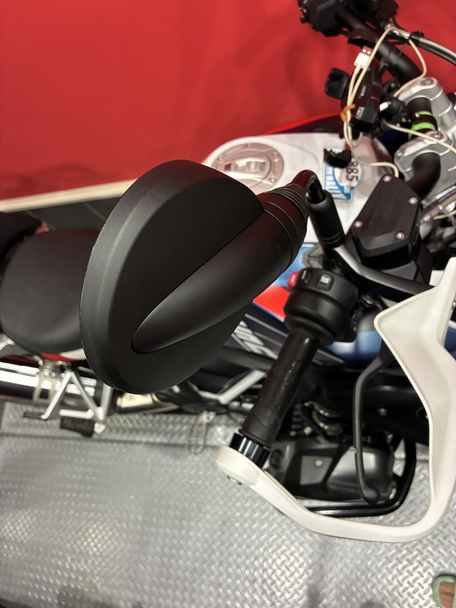 hassydoronnko's tweet photo. GSミラーを装着してみた。単体で見ると大きいな、という印象だったけどバイクに付けるとそうでもない。時計の針で言う4と8の位置がよく見える&上下にも視野が確保されていて見やすい。
内側は厚め、外側に向かって薄く形作られていてデザインされているなと感じる。#TANAX #R1250GS #GSFUNRIDE https://t.co/faGkJB7rQo