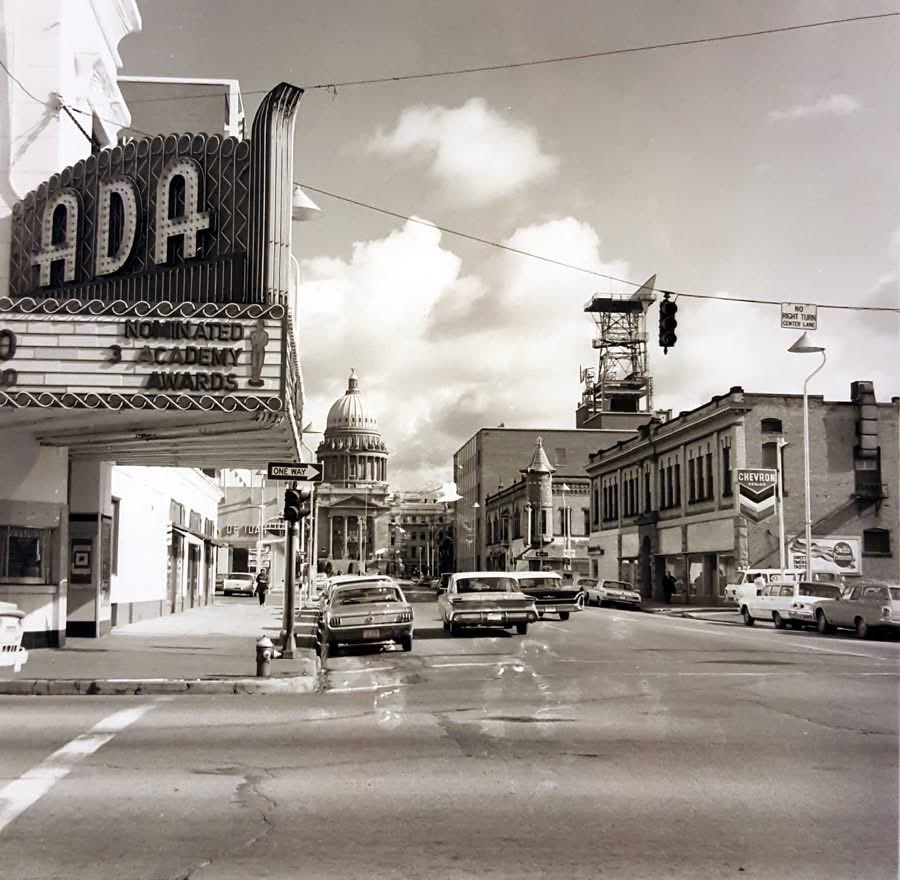 OldBoise's tweet photo. 📰 #ThrowbackThursday featuring a super cool view of the Capitol Building from Capitol &amp; Main Street during the late 1960s! Source: https://t.co/Ak5Lby9c2n https://t.co/qgfy2rs16Q