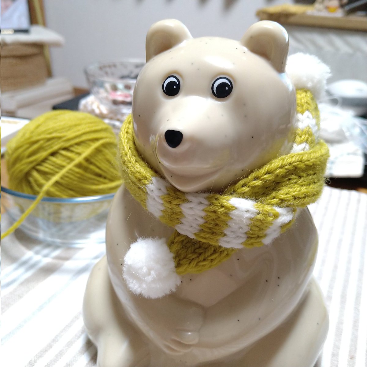 lilaswork_2014's tweet photo. くまフラー🐻‍❄️
暑そう😅

#しろくま貯金箱 https://t.co/WCBpsQ0XWI