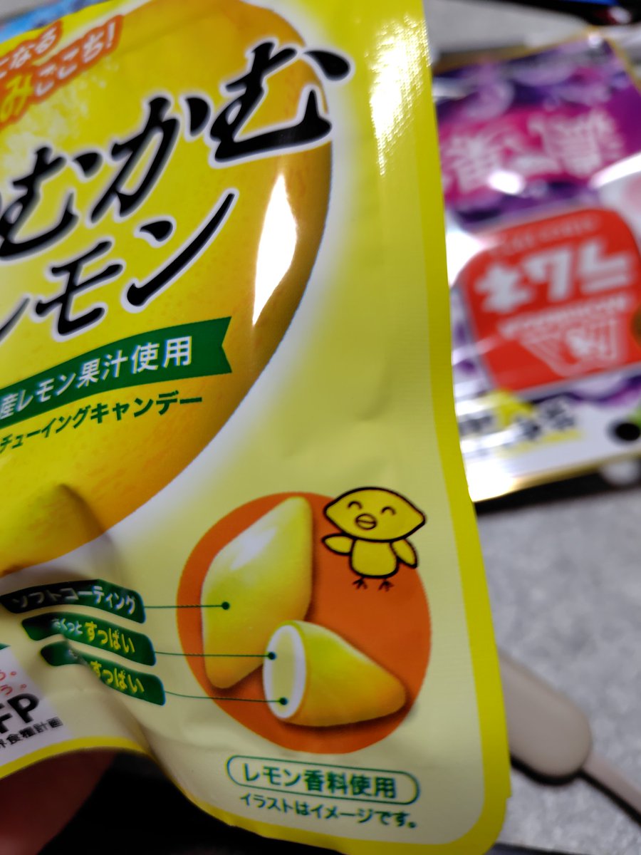cha_o3s's tweet photo. キイロイトリみたいなのがいる https://t.co/lRv6DkTEtX